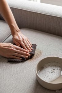 پاک کردن لکه شکلات از روی مبل