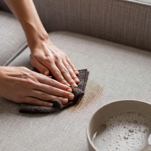 پاک کردن لکه شکلات از روی مبل